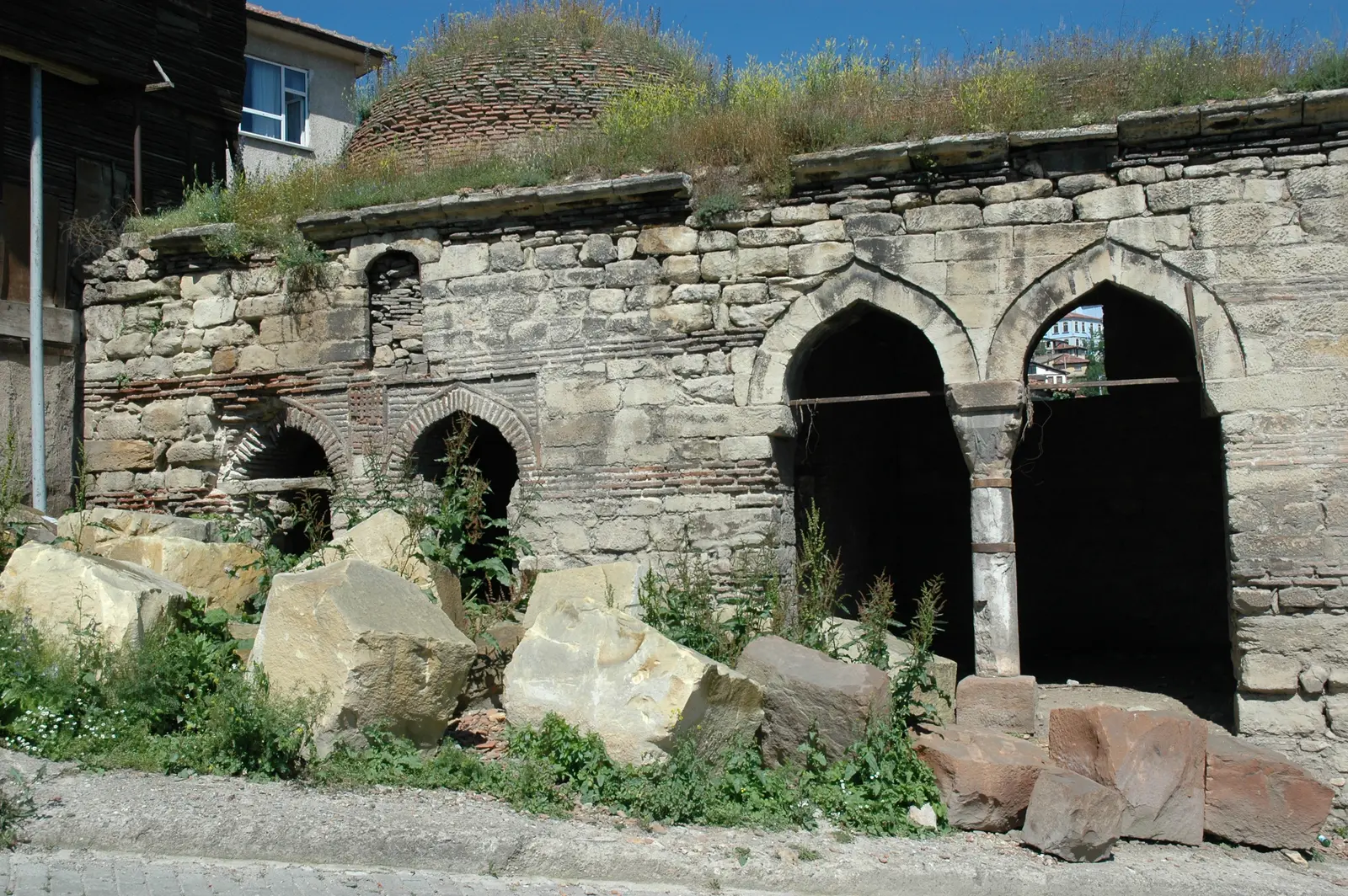 2004 restorasyon sürecinde Yakup Ağa Külliyesi taş revakları