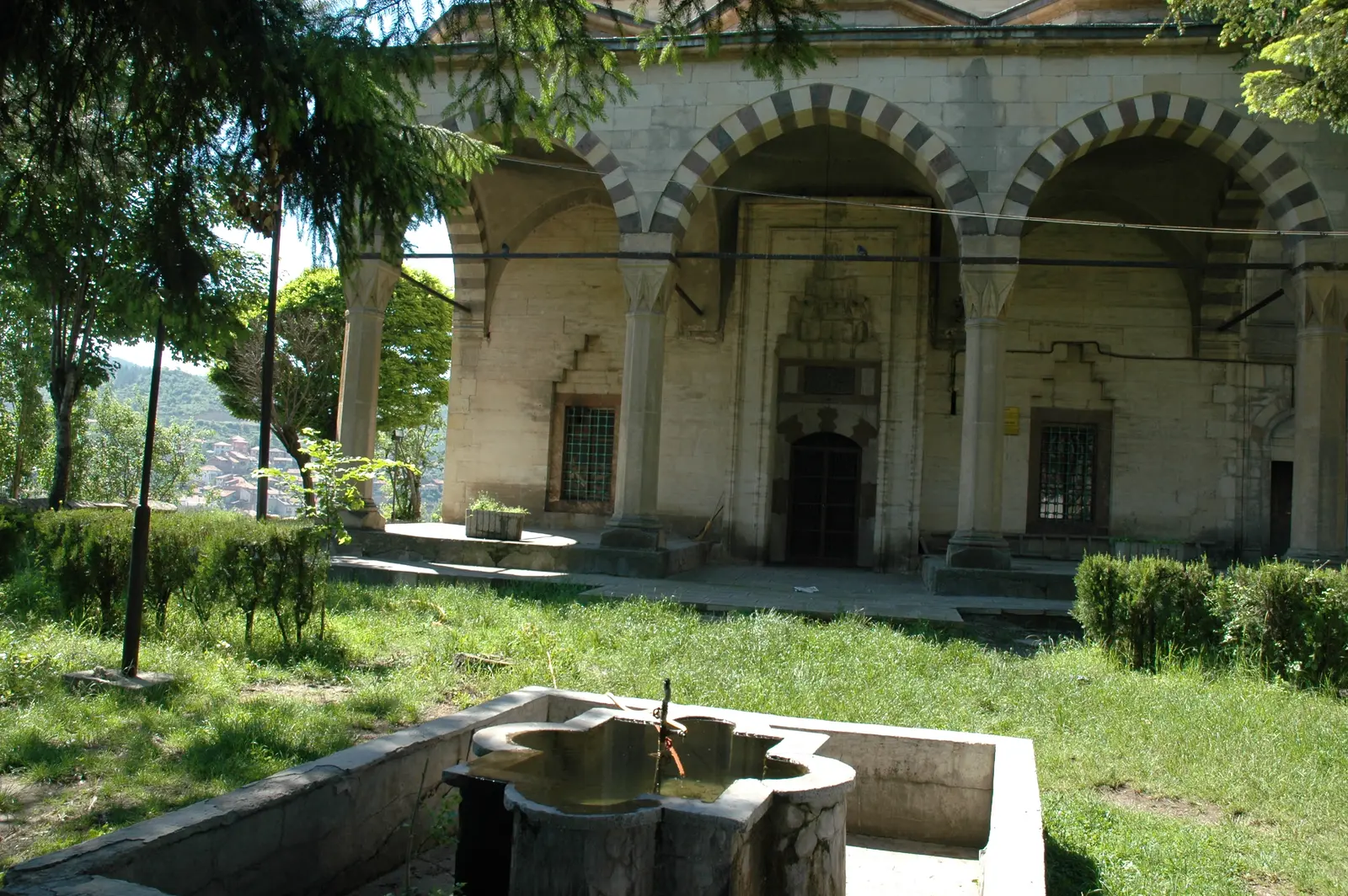 Yakup Ağa Külliyesi cami girişi, kemerler ve bahçe